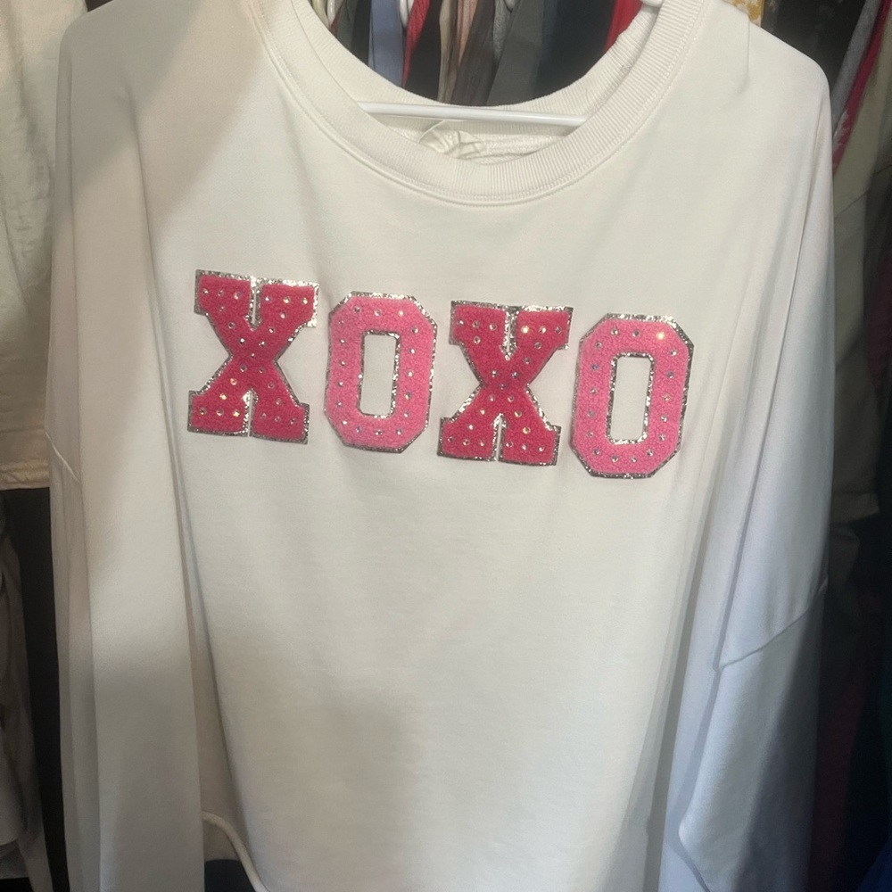 XOXO white cropped sweatshirt